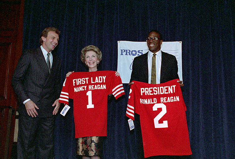 Keena Turner, Nancy Reagan and Joe Montana hold up red 49ers jerseys at a 1986 dinner in San Francisco