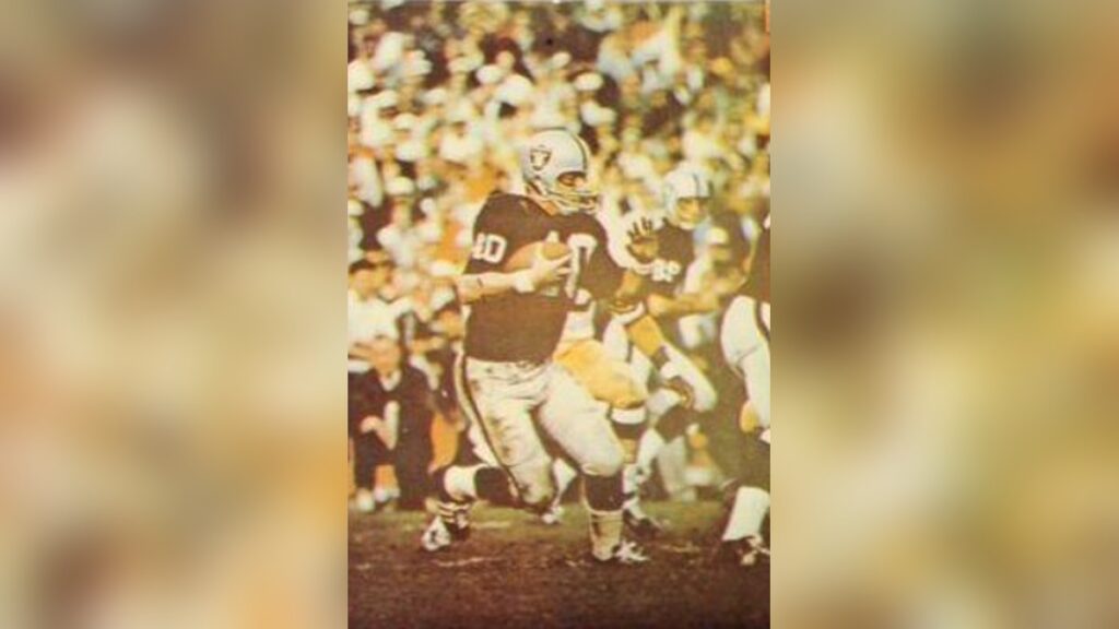 Pete Banaszak carries the ball for the Oakland Raiders on a 1968 trading card
