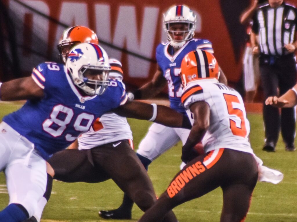 Shane Wynn returns a punt while defenders close in during a Bills-Jets practice
