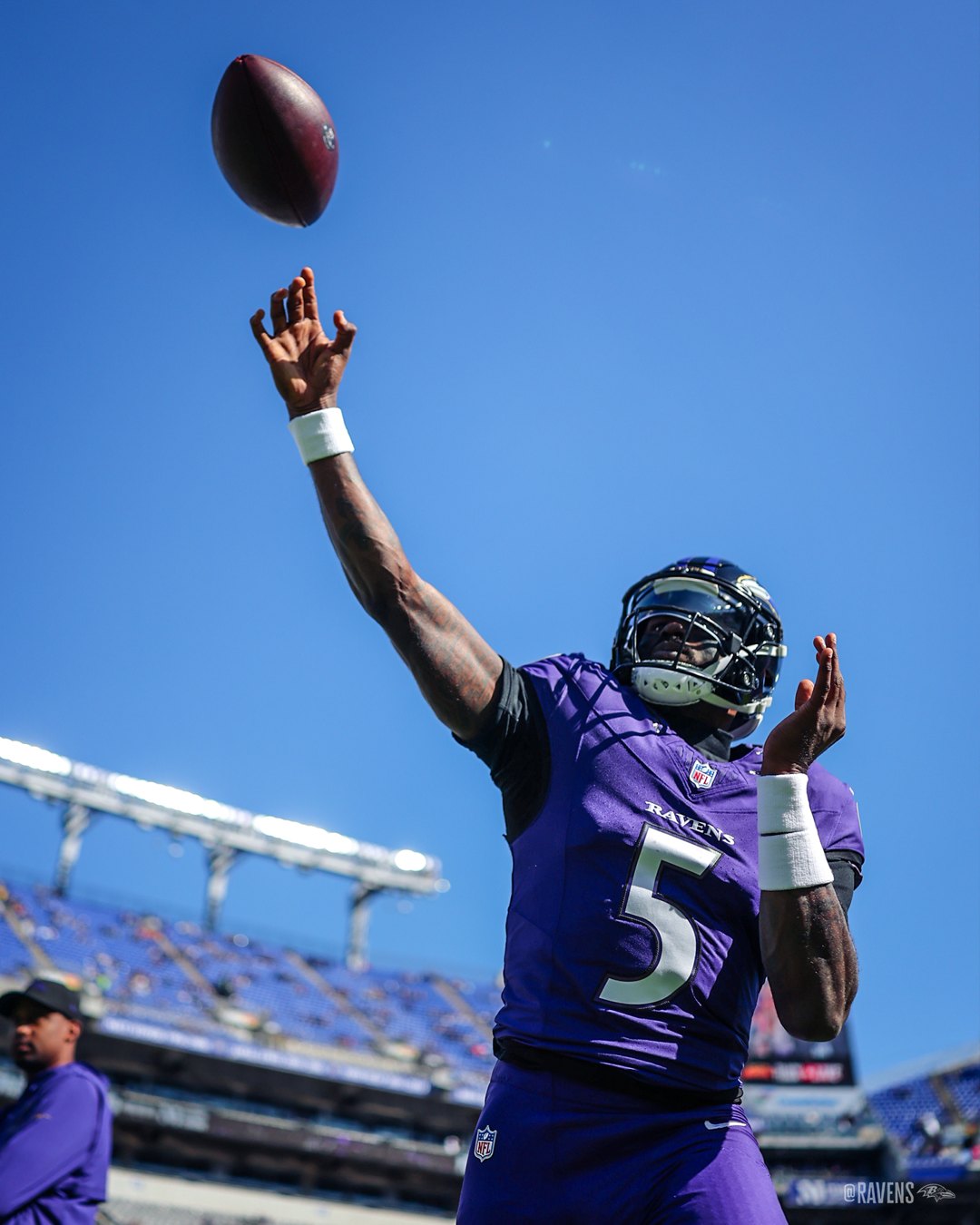 Tyler Huntley warms up before Ravens vs. Bengals